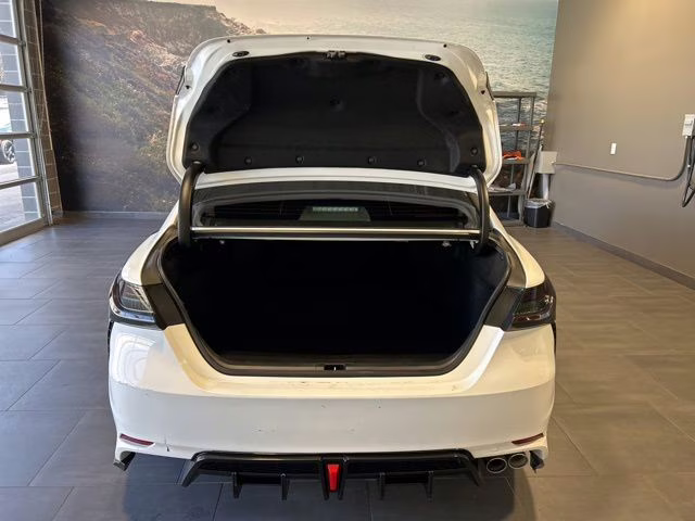 2019 Super White Toyota Camry SE FWD Sedan