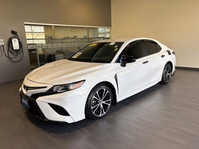 2019 Super White Toyota Camry SE FWD Sedan