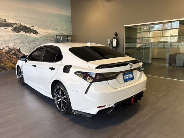 2019 Super White Toyota Camry SE FWD Sedan