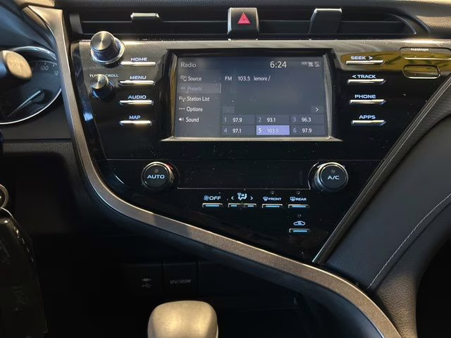 2019 Super White Toyota Camry SE FWD Sedan