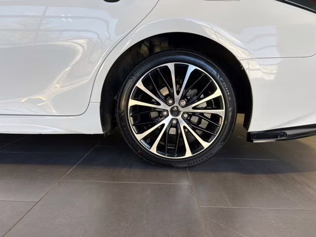 2019 Super White Toyota Camry SE FWD Sedan