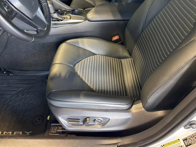 2019 Super White Toyota Camry SE FWD Sedan