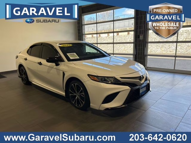 2019 Super White Toyota Camry SE FWD Sedan