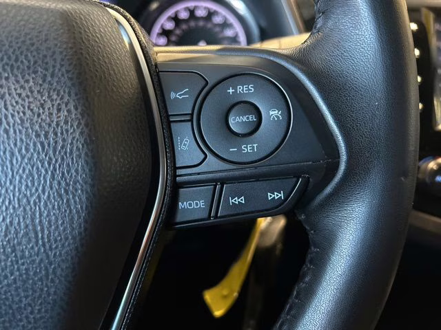 2019 Super White Toyota Camry SE FWD Sedan