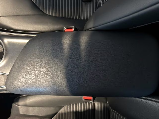 2019 Super White Toyota Camry SE FWD Sedan