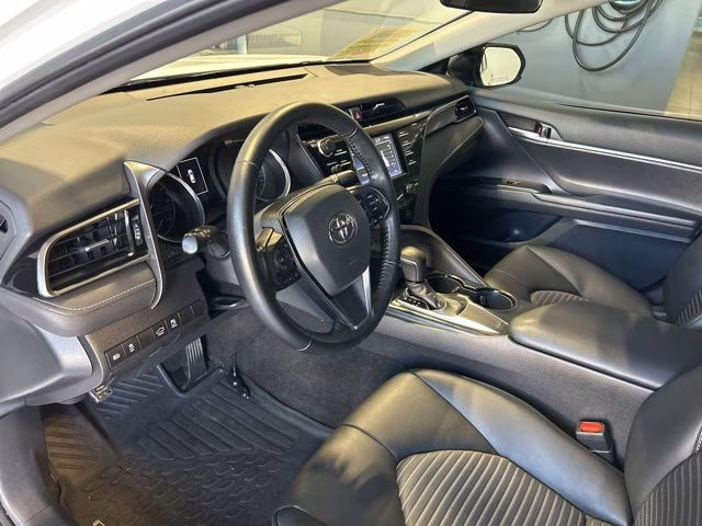 2019 Super White Toyota Camry SE FWD Sedan