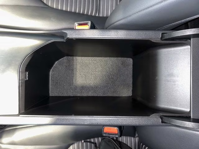 2019 Super White Toyota Camry SE FWD Sedan