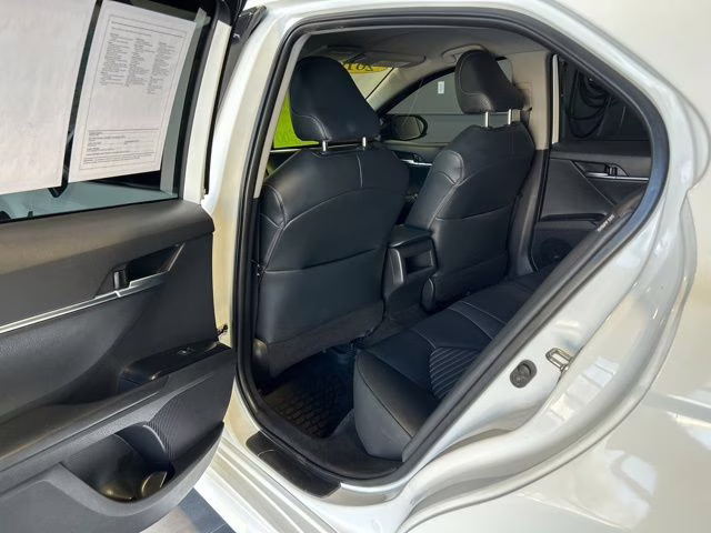 2019 Super White Toyota Camry SE FWD Sedan