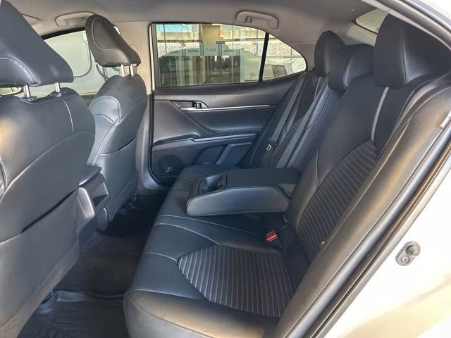 2019 Super White Toyota Camry SE FWD Sedan