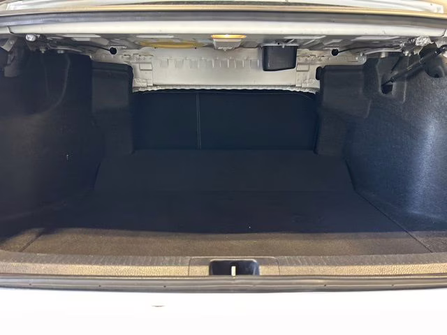 2019 Super White Toyota Camry SE FWD Sedan