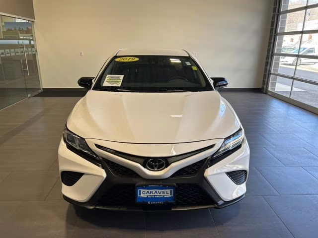 2019 Super White Toyota Camry SE FWD Sedan