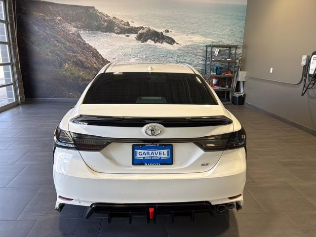 2019 Super White Toyota Camry SE FWD Sedan