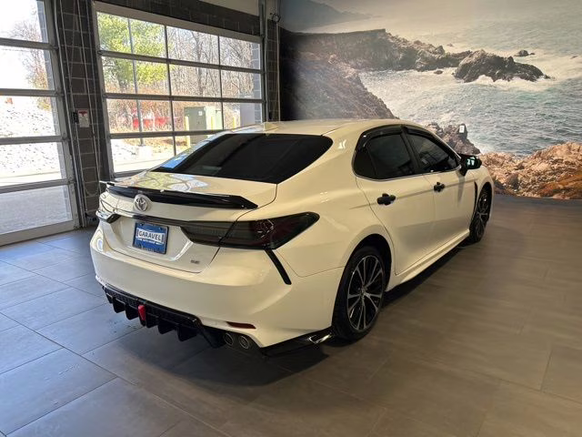 2019 Super White Toyota Camry SE FWD Sedan