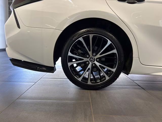 2019 Super White Toyota Camry SE FWD Sedan