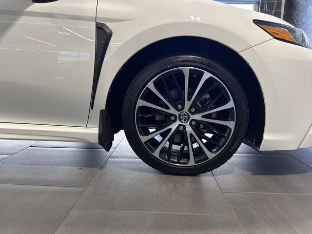 2019 Super White Toyota Camry SE FWD Sedan