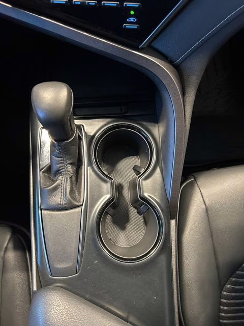 2019 Super White Toyota Camry SE FWD Sedan