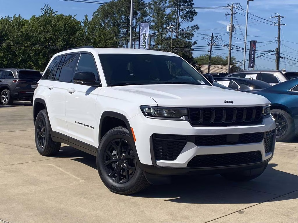 2026 Bright White Clearcoat Jeep Grand Cherokee Laredo Altitude 4X4 SUV