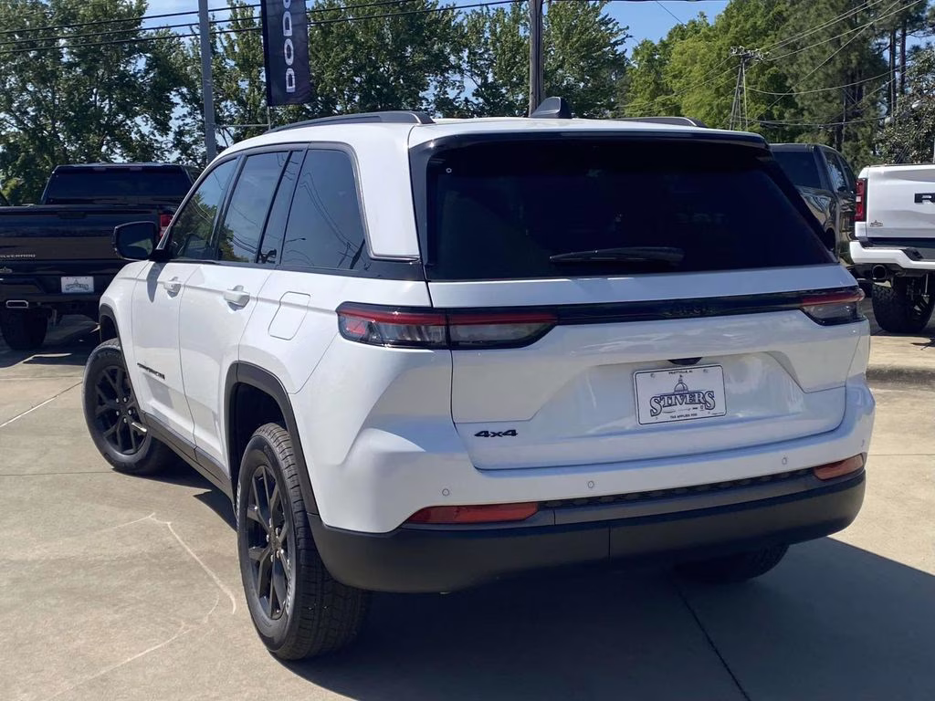 2026 Bright White Clearcoat Jeep Grand Cherokee Laredo Altitude 4X4 SUV