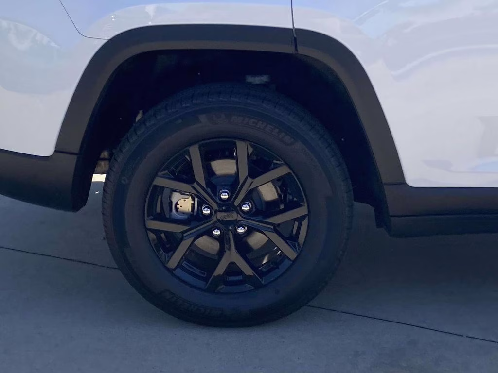 2026 Bright White Clearcoat Jeep Grand Cherokee Laredo Altitude 4X4 SUV