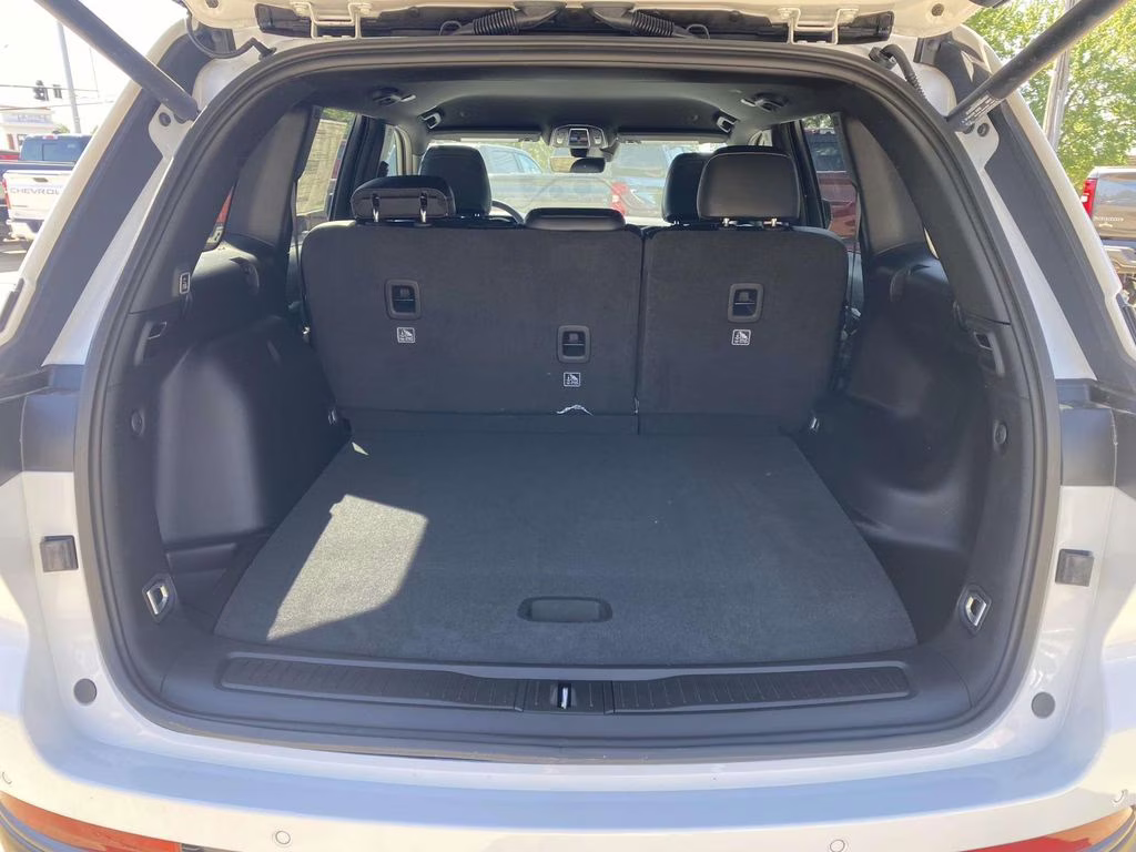 2026 Bright White Clearcoat Jeep Grand Cherokee Laredo Altitude 4X4 SUV