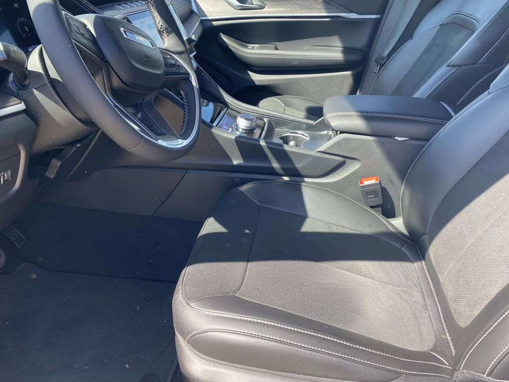 2026 Bright White Clearcoat Jeep Grand Cherokee Laredo Altitude 4X4 SUV