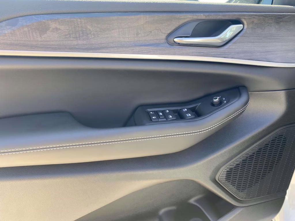 2026 Bright White Clearcoat Jeep Grand Cherokee Laredo Altitude 4X4 SUV