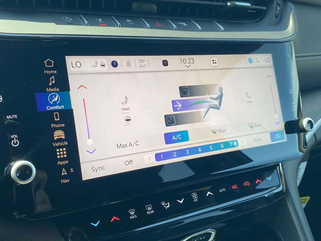 2026 Bright White Clearcoat Jeep Grand Cherokee Laredo Altitude 4X4 SUV