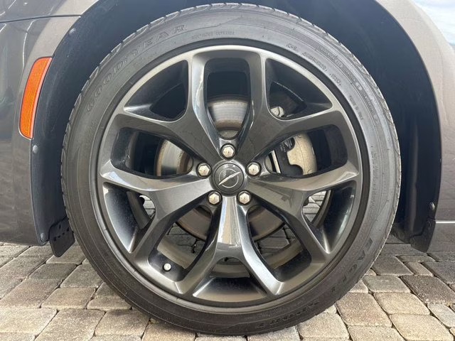 2022 Granite Crystal Metallic Clearcoat Chrysler 300 S RWD Sedan