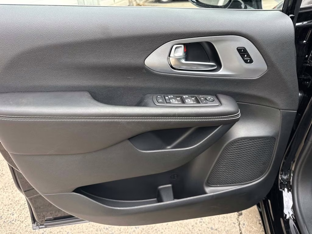 2026 Diamond Black Crystal Pearlcoat Chrysler Pacifica Limited AWD Van