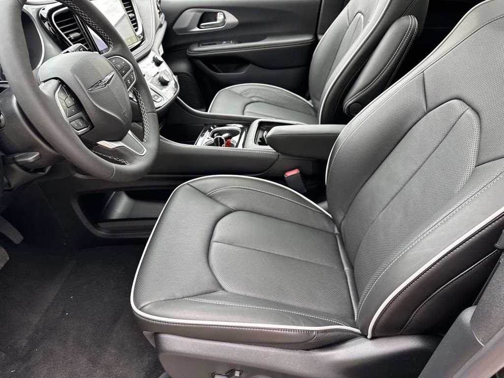 2026 Diamond Black Crystal Pearlcoat Chrysler Pacifica Limited AWD Van