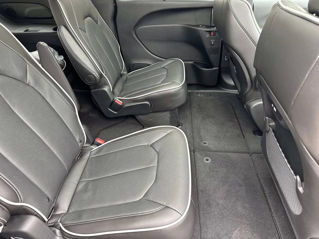 2026 Diamond Black Crystal Pearlcoat Chrysler Pacifica Limited AWD Van