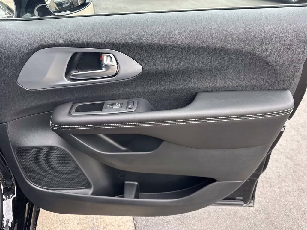 2026 Diamond Black Crystal Pearlcoat Chrysler Pacifica Limited AWD Van