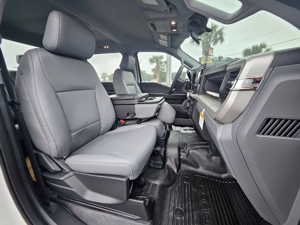 2026 Oxford White Ford Super Duty F-450 DRW XL RWD Chassis