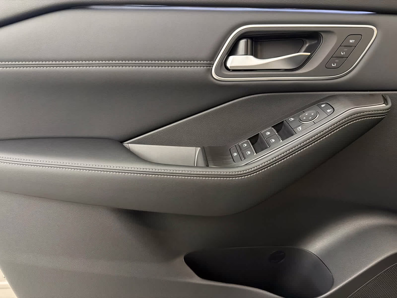 2026 Champagne Silver Metallic/Super Black Nissan Rogue Platinum AWD SUV