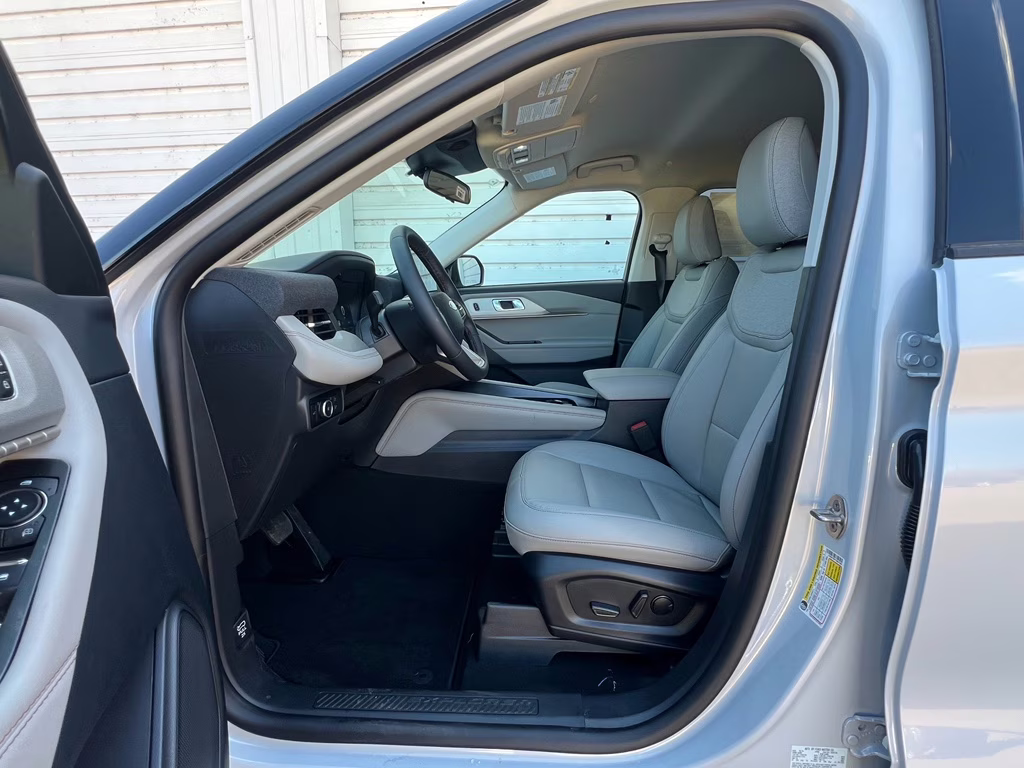 2026 Space White Metallic Ford Explorer Active w/200A Pkg RWD SUV