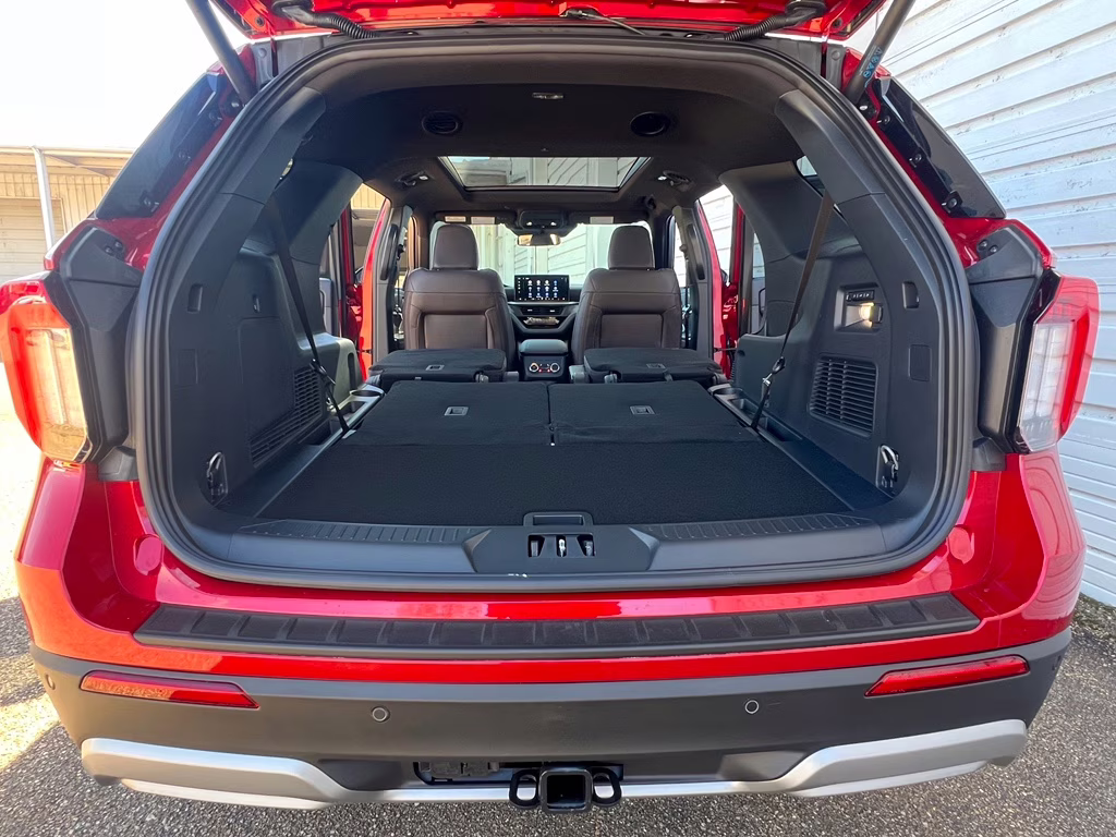 2026 Rapid Red Metallic Tinted Clearcoat Ford Explorer Platinum RWD SUV
