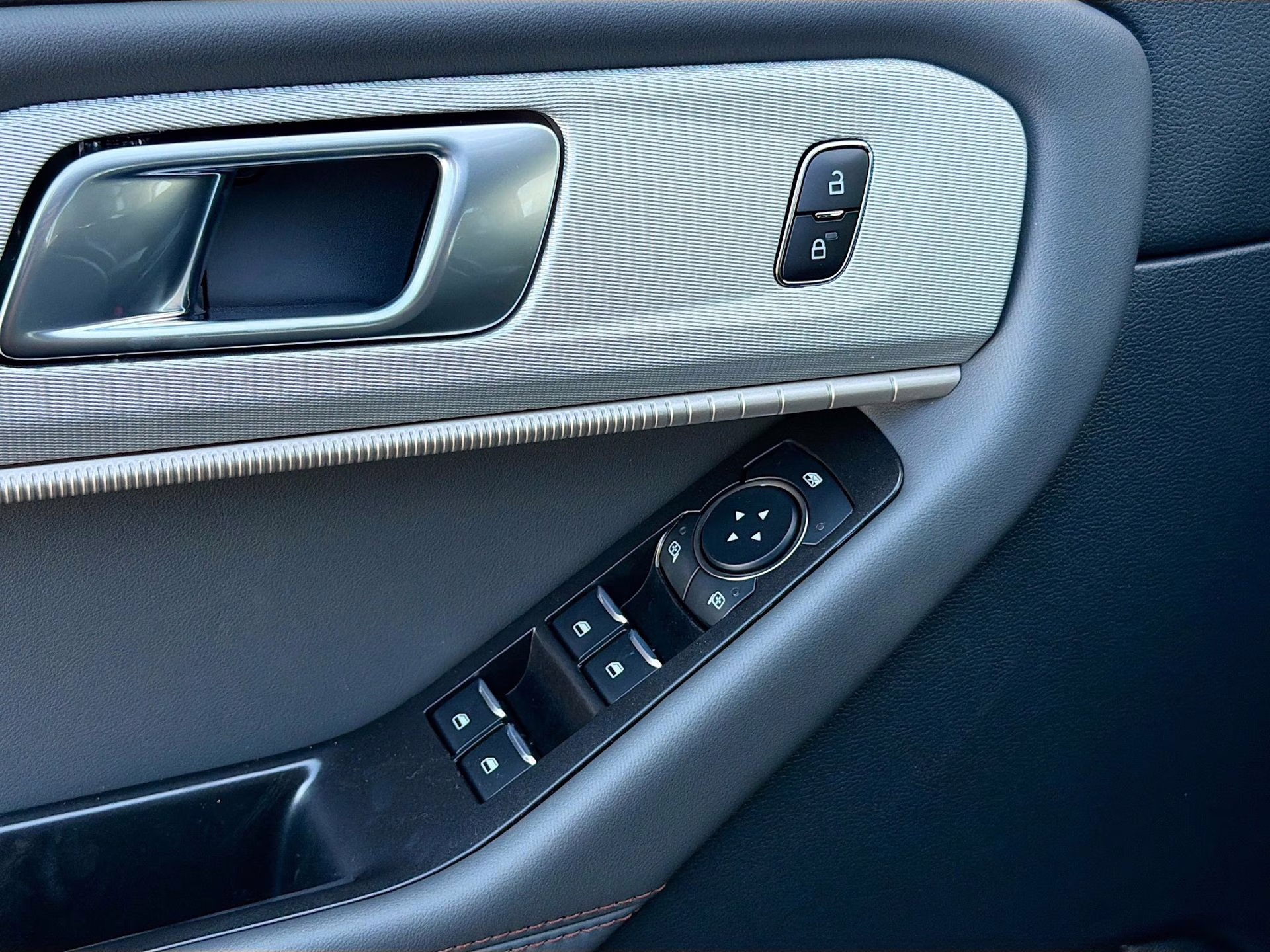 2026 Space White Metallic Ford Explorer Active RWD SUV