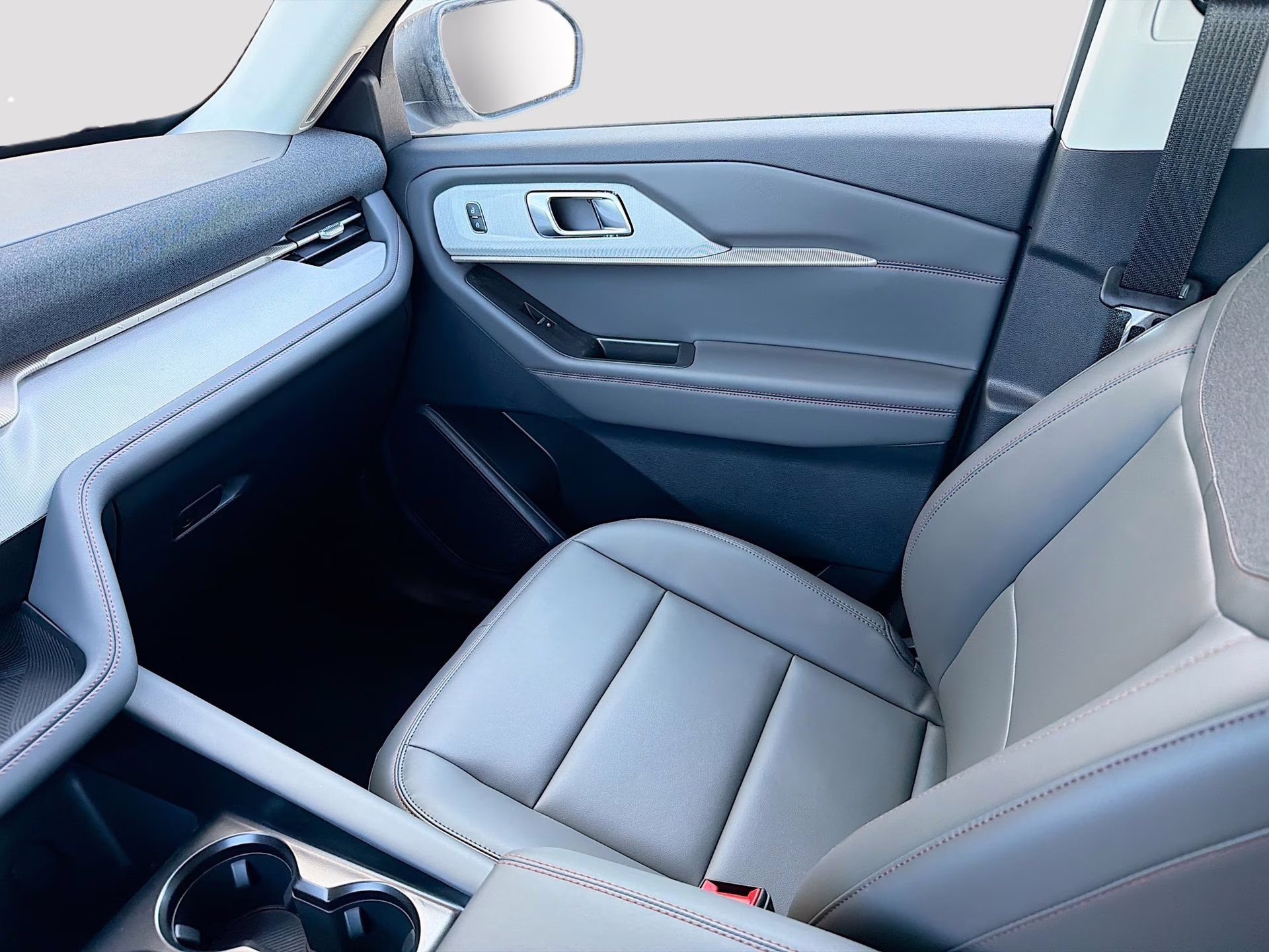 2026 Space White Metallic Ford Explorer Active RWD SUV
