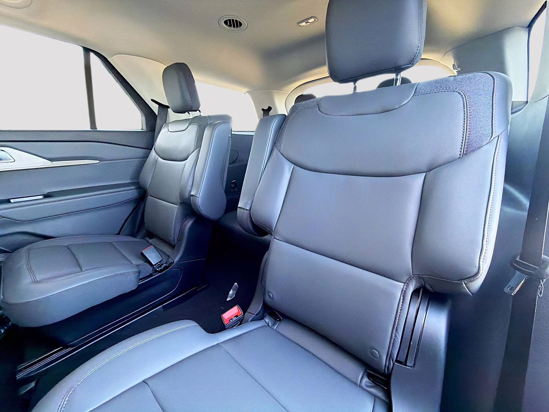 2026 Space White Metallic Ford Explorer Active RWD SUV