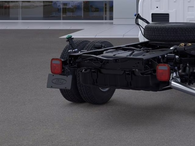 2026 Oxford White Ford Super Duty F-350 DRW XL 4X4 Chassis