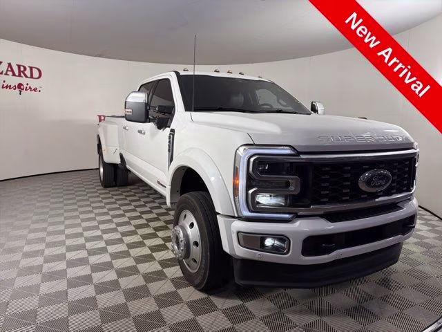 2025 White Metallic Ford Super Duty F-450 DRW Platinum Plus 4X4 Truck