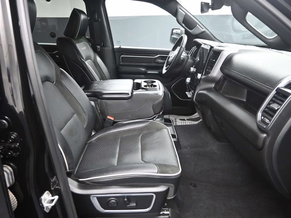 2025 Diamond Black Crystal Pearlcoat Ram 1500 Laramie 4X4 Truck