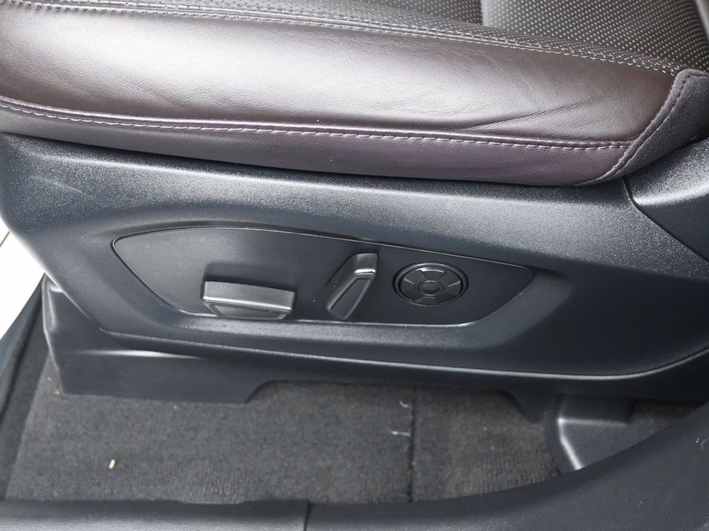 2025 White Metallic Ford Explorer Platinum 4X4 SUV