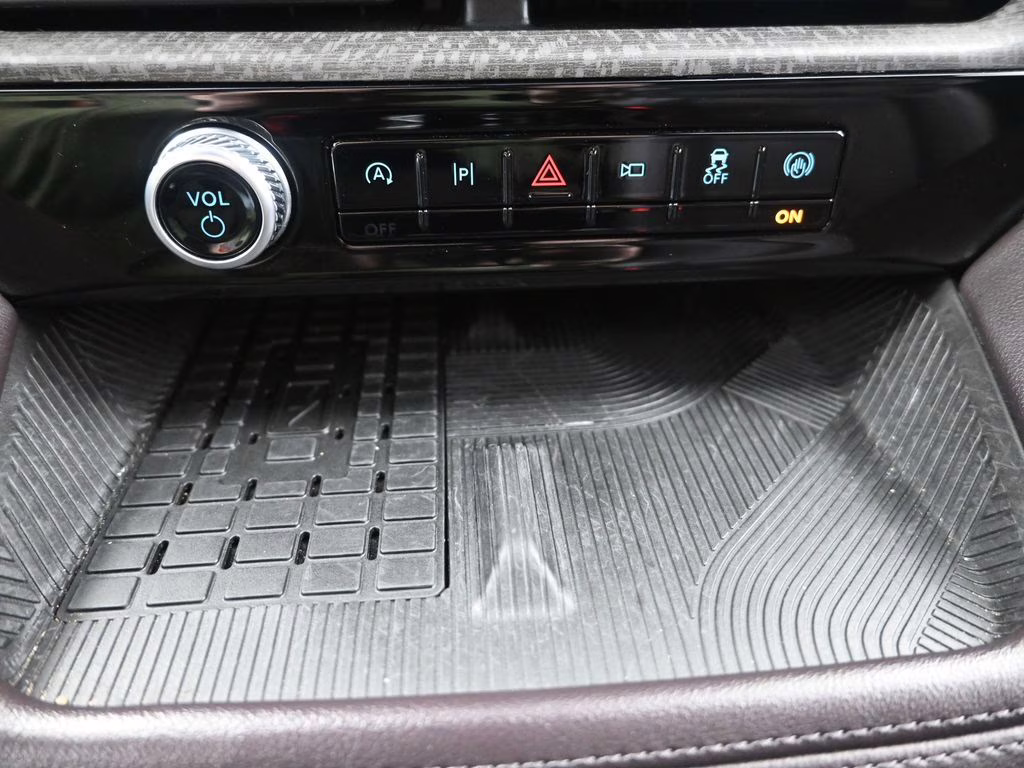 2025 White Metallic Ford Explorer Platinum 4X4 SUV