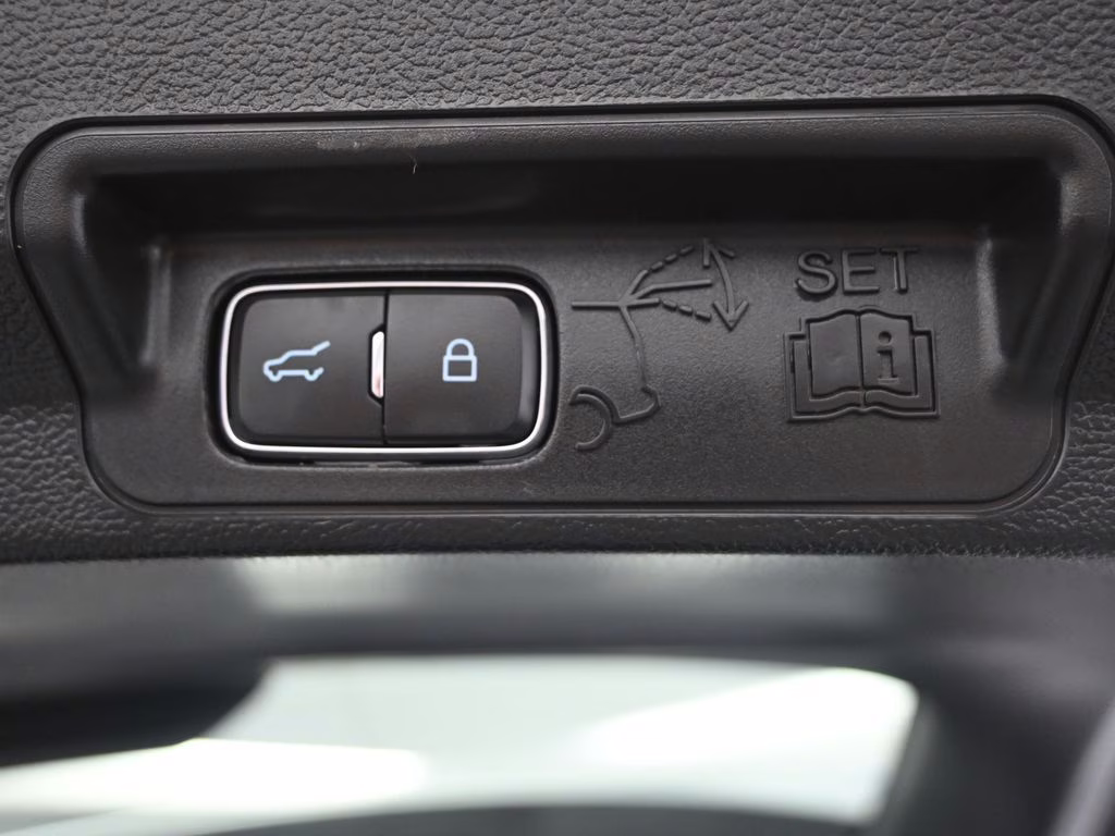 2025 White Metallic Ford Explorer Platinum 4X4 SUV