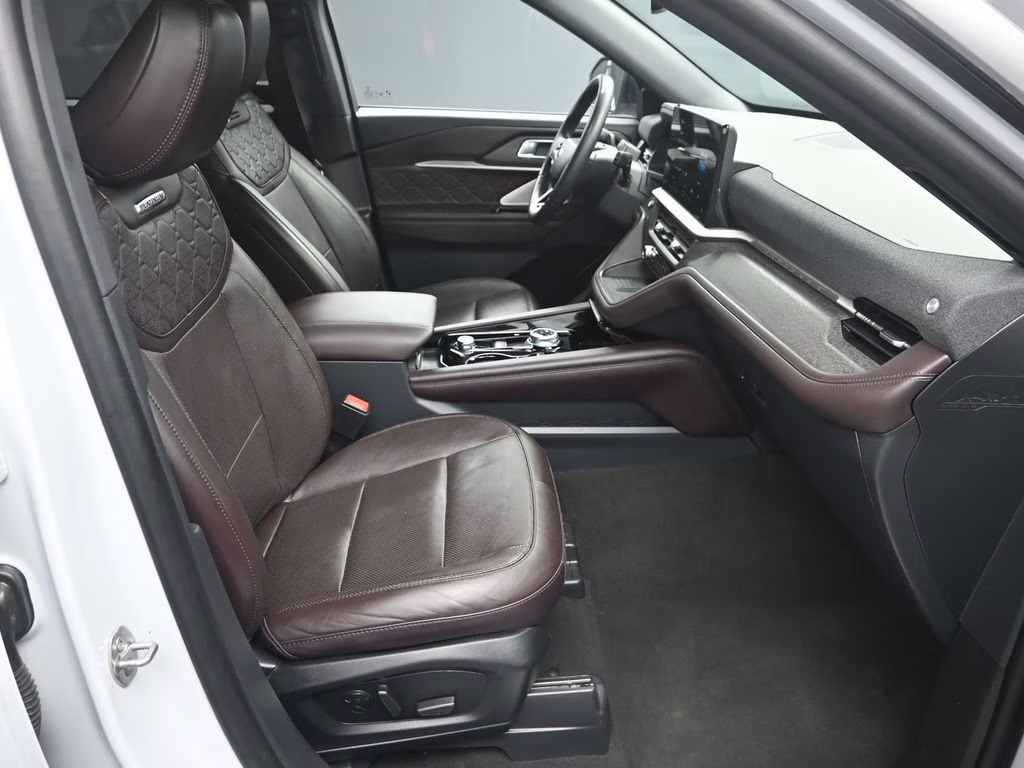 2025 White Metallic Ford Explorer Platinum 4X4 SUV