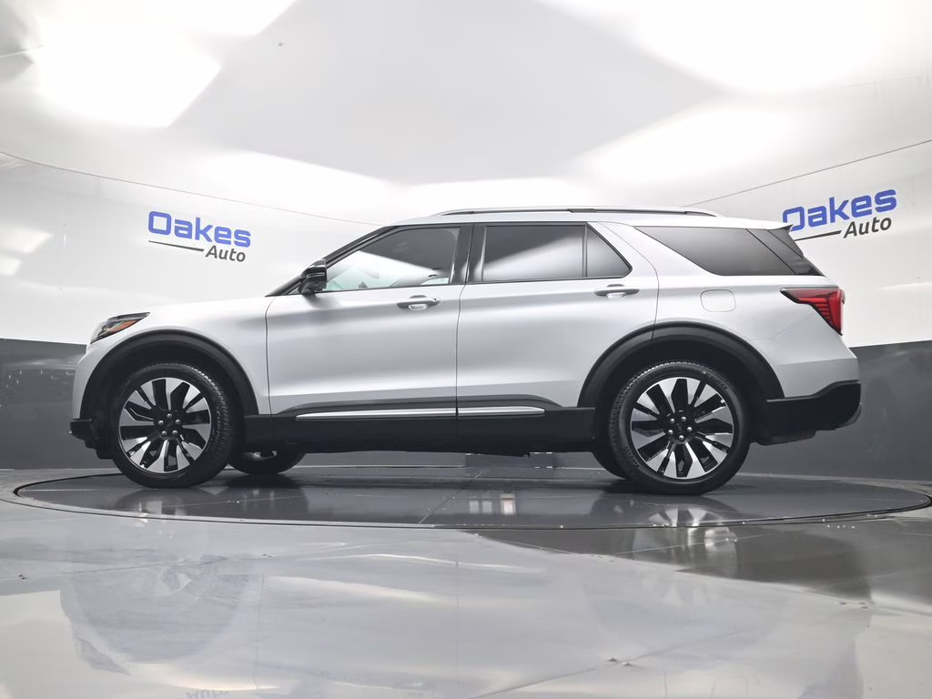 2025 White Metallic Ford Explorer Platinum 4X4 SUV