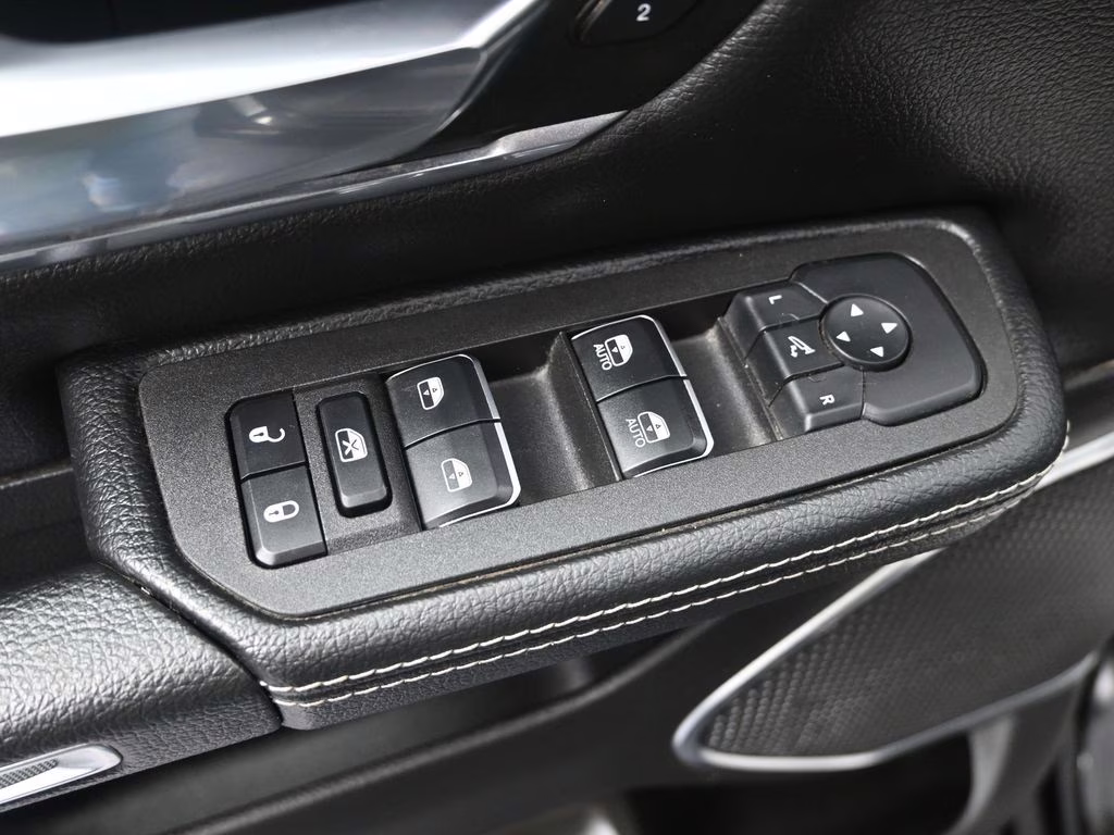 2025 Diamond Black Crystal Pearlcoat Ram 1500 Laramie 4X4 Truck