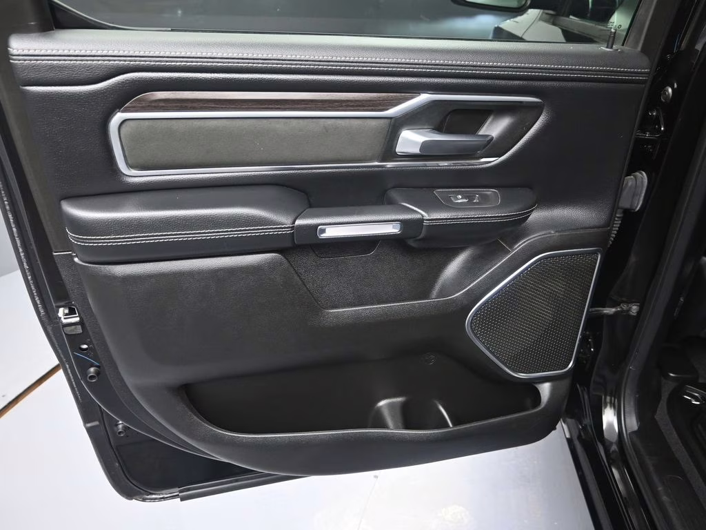 2025 Diamond Black Crystal Pearlcoat Ram 1500 Laramie 4X4 Truck