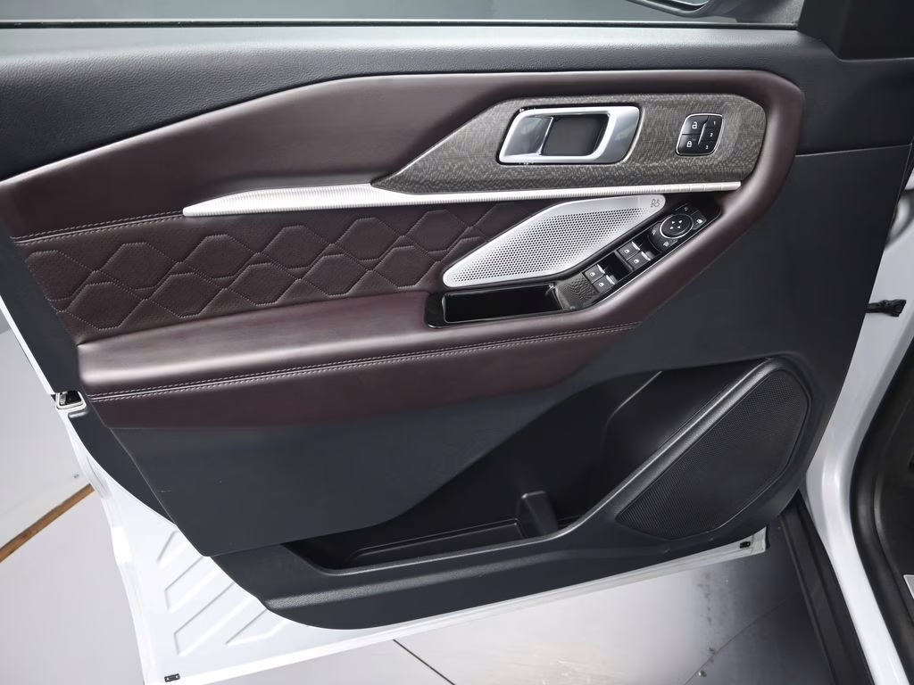 2025 White Metallic Ford Explorer Platinum 4X4 SUV